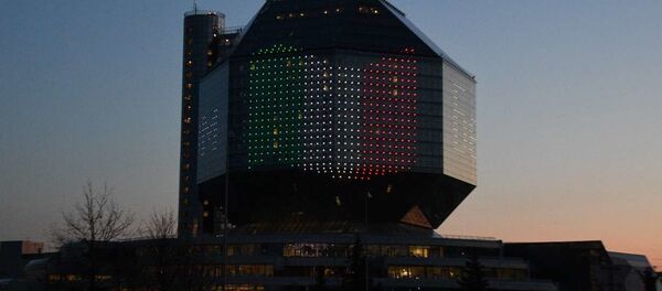 Национальная библиотека в Минске зажглась в цвета итальянского флага - Sputnik Беларусь