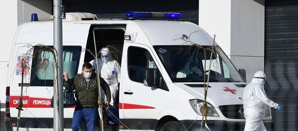 Урачы хуткай медыцынскай дапамогі даставілі пацыента з падазрэннем на каронавірус у бальніцу  - Sputnik Беларусь