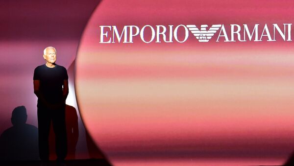 Дизайнер Джорджио Армани на фоне логотипа Emporio Armani - Sputnik Беларусь