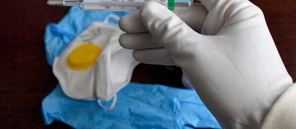 Медик держит градусник - Sputnik Беларусь