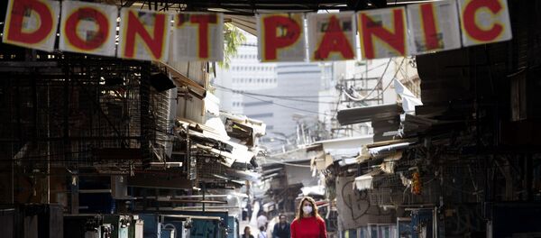 Девушка с собакой под плакатом с призывом не паниковать в Израиле  - Sputnik Беларусь