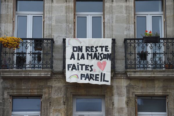 Плакат с надписью Мы остаемся дома, вы тоже оставайтесь на балконе во Франции  - Sputnik Беларусь