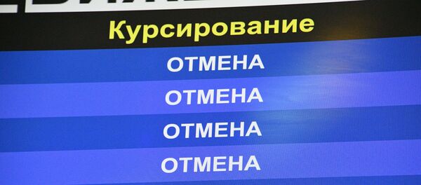 На железнодорожном вокзале такая же картинка - сплошные отмены поездов, остались только пригородные электрички - Sputnik Беларусь