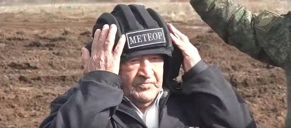 Ветерану-танкисту устроили тест-драйв семьдесятдвойки - видео - Sputnik Беларусь