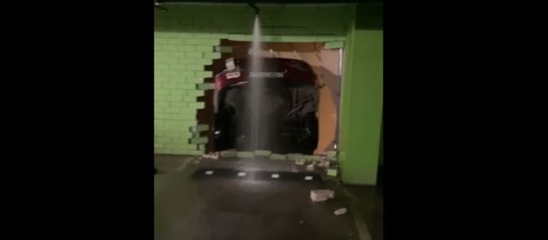 Машина пробила стену на паркинге Арена-сити и повисла между этажами - Sputnik Беларусь