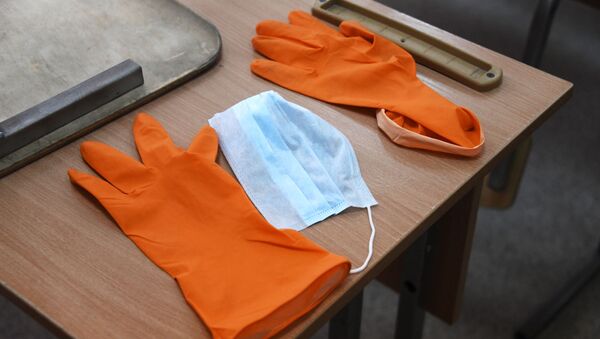 Медицинская маска и перчатки - Sputnik Беларусь
