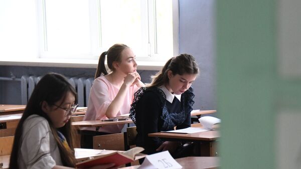 Ученицы перед началом единого государственного экзамена по китайскому языку в школе в Чите - Sputnik Беларусь