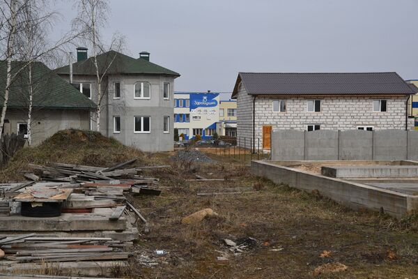 Молочные реки: кто виноват, что у Схи белые берега и вонь вокруг? Молочные реки: кто виноват, что у Схи белые берега и вонь вокруг? - Sputnik Беларусь