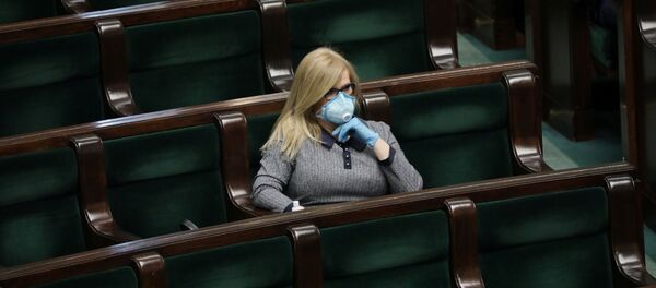 Во время заседания у здания парламента член парламента носит защитную маску, поскольку в Варшаве продолжается распространение коронавирусной болезни (COVID-19) - Sputnik Беларусь