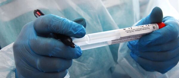 Врач с анализом на коронавирус - Sputnik Беларусь