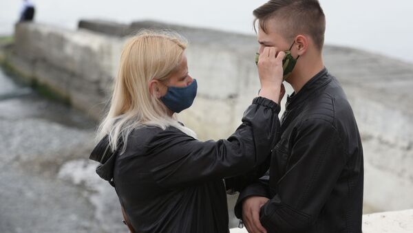 Отдыхающие в защитных масках на набережной в Сочи - Sputnik Беларусь