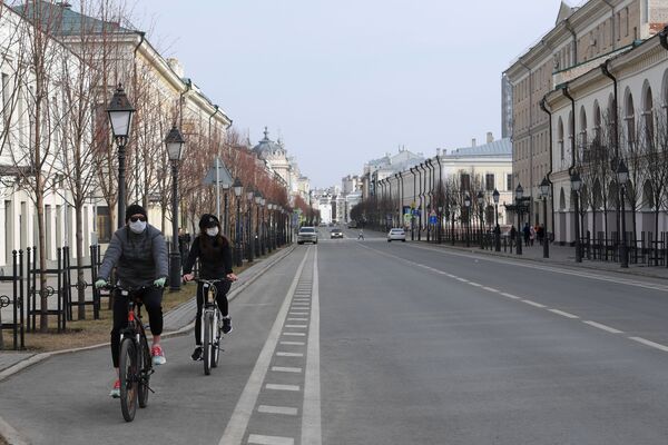 Велосипедисты в защитных масках на улице Кремлевская в Казани - Sputnik Беларусь