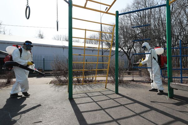 Сотрудники ГБУ Жилищник района Вешняки проводят дезинфекцию парковой территории - Sputnik Беларусь