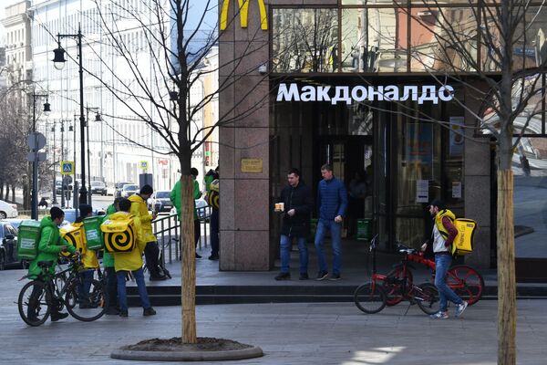Доставщики еды у кафе Макдоналдс в Москве, которое из-за ограничительных мер в связи с распространением коронавируса работает только на вынос - Sputnik Беларусь