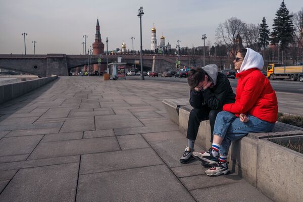 Молодые люди около Большого Москворецкого моста в Москве - Sputnik Беларусь