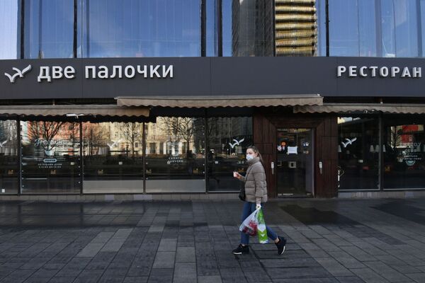 Девушка в защитной маске на Новом Арбате в Москве - Sputnik Беларусь