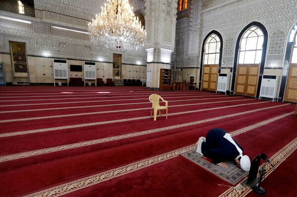 Священнослужитель молится в пустой мечети в Багдаде - Sputnik Беларусь