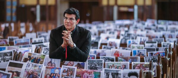 Манзотти перед мессой разместил фотографии своих прихожан на скамьях в церкви - Sputnik Беларусь