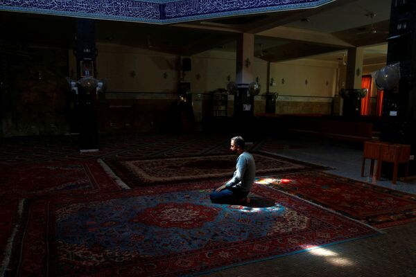 Молитва в пустой мечети в Наджафе, Ирак - Sputnik Беларусь