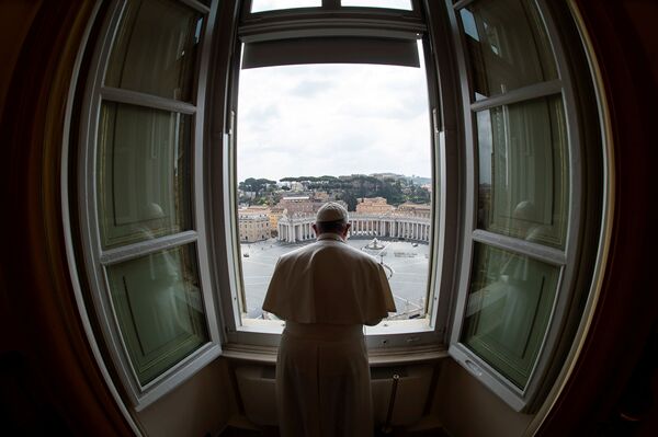 Папа Франциск выступил на пустой площади Святого Петра в Ватикане с посланием Urbi et Orbi - Sputnik Беларусь