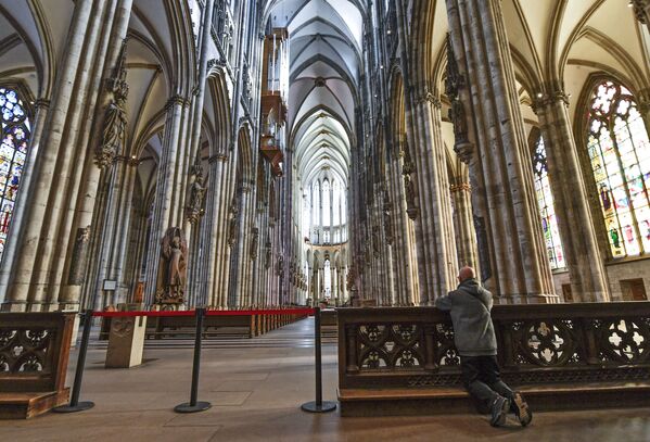 Мужчина молится в пустом Кельнском соборе, Германия - Sputnik Беларусь