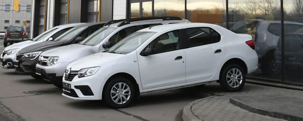 Автомобили у автосалона  - Sputnik Беларусь