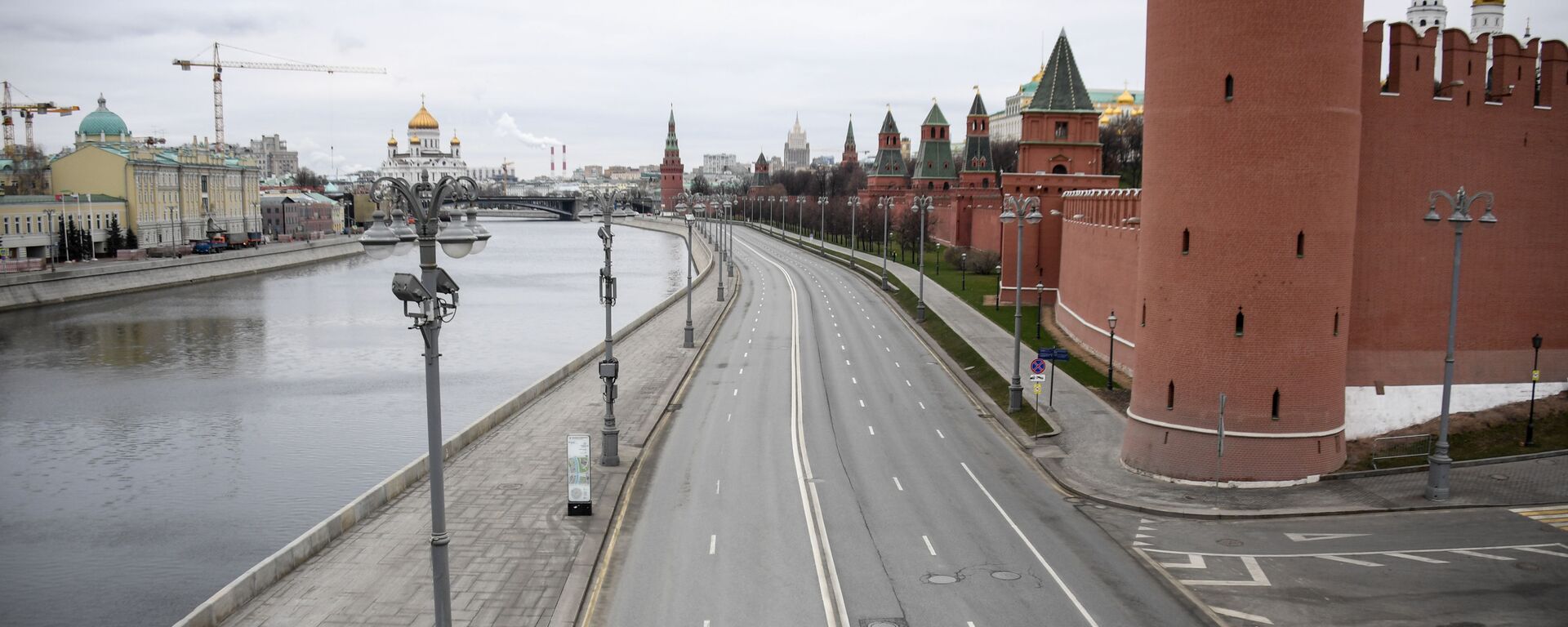 Вид на пустую Кремлевскую набережную  - Sputnik Беларусь, 1920, 17.05.2026