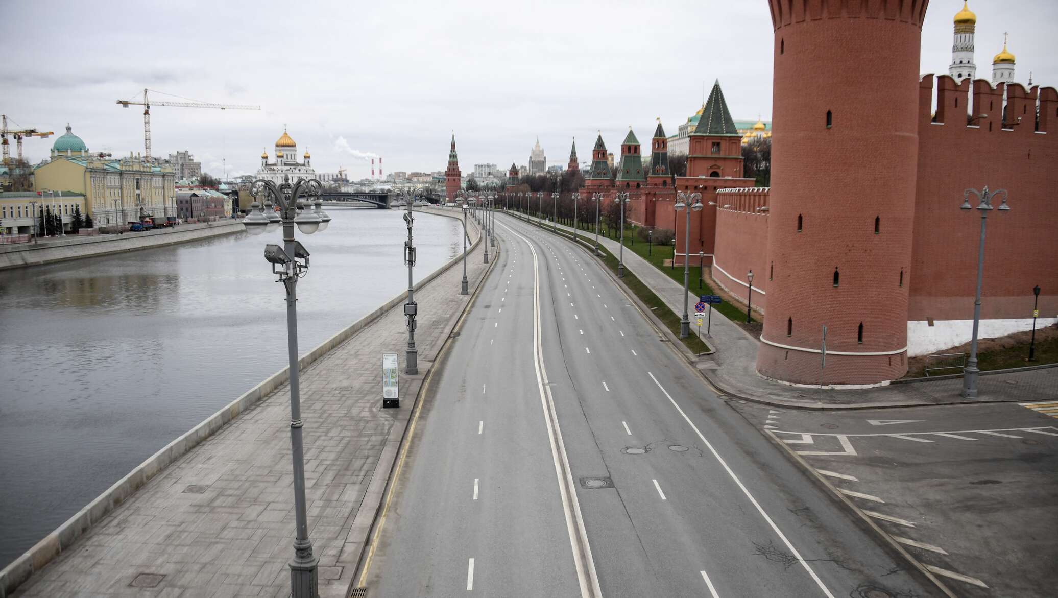 Пустая москва. Кремлевская набережная 1 Москва. Москва на карантине пустые улицы. Пустые улицы Москвы.