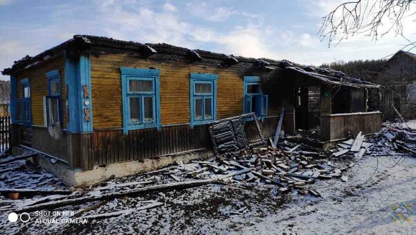 Сгоревший дом в Зельвенском районе - Sputnik Беларусь