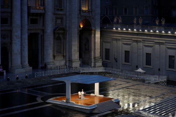 Папа Франциск выступил на пустой площади Святого Петра в Ватикане с посланием Urbi et Orbi - Sputnik Беларусь