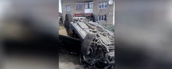 Porsche врезался в автобус и перевернулся: видео с места смертельного ДТП - Sputnik Беларусь