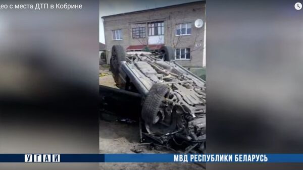Porsche врезался в автобус и перевернулся: видео с места смертельного ДТП - Sputnik Беларусь