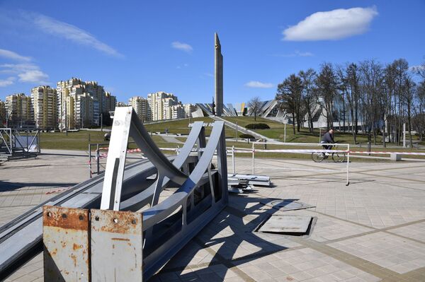 Фотофакт: у Стелы в Минске монтируют трибуны к 9 Мая - Sputnik Беларусь