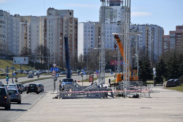 Фотофакт: у Стелы в Минске монтируют трибуны к 9 Мая - Sputnik Беларусь