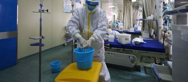 Медицинские работники в защитных костюмах дезинфицируют отделение интенсивной терапии  - Sputnik Беларусь