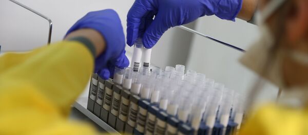 Врач с анализом на коронавирус Врач с анализом на коронавирус - Sputnik Беларусь