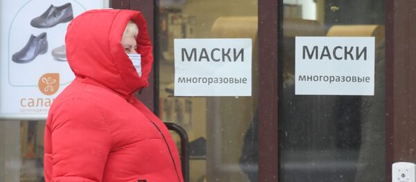 Женщина в медицинской маске в городе Щелково Московской области. - Sputnik Беларусь