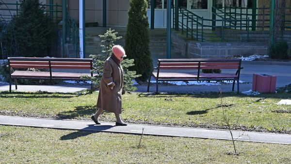 Бабушки и дедушки по-прежнему устраивают променады во дворе или сидят в беседках - Sputnik Беларусь