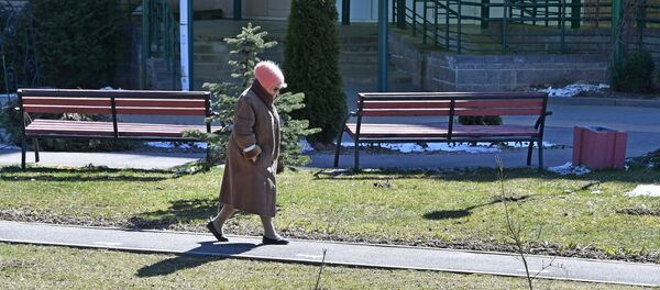 Бабушки и дедушки по-прежнему устраивают променады во дворе или сидят в беседках - Sputnik Беларусь