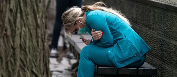 Медработник на скамейке в Центральном парке Нью-Йорка - Sputnik Беларусь