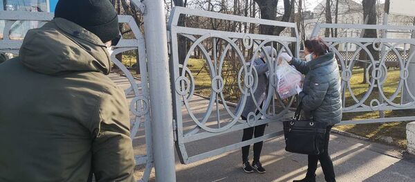 Посетители возле Витебской областной клинической инфекционной больницы - Sputnik Беларусь