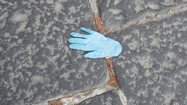Перчатка на тротуаре в Италии - Sputnik Беларусь