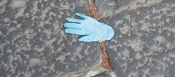 Перчатка на тротуаре в Италии Перчатка на тротуаре в Италии - Sputnik Беларусь