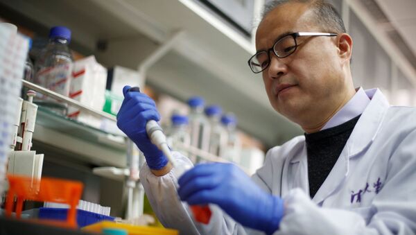Китайский ученый демонстрирует работу в своей лаборатории, где он исследует новые антитела к коронавирусной болезни (COVID-19) - Sputnik Беларусь