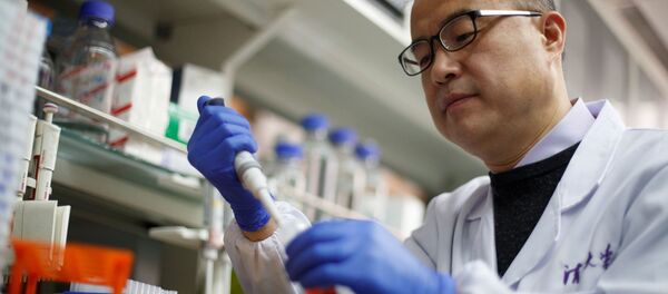 Китайский ученый демонстрирует работу в своей лаборатории, где он исследует новые антитела к коронавирусной болезни (COVID-19) - Sputnik Беларусь