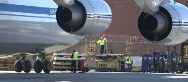 Маски и медицинская техника прибыли в США на борту российского самолета - Sputnik Беларусь