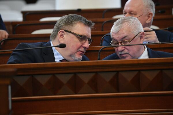 Парламент и коронавирус: депутатов рассадили, но в маске пришел только один Парламент и коронавирус: депутатов рассадили, но в маске пришел только один - Sputnik Беларусь