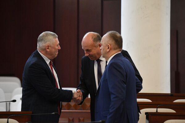 Депутаты белорусского парламента собрались на заседание сессии 2 апреля - Sputnik Беларусь