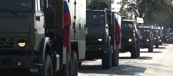 Колонна техники с российскими военными медиками во время марша в Бергамо - Sputnik Беларусь