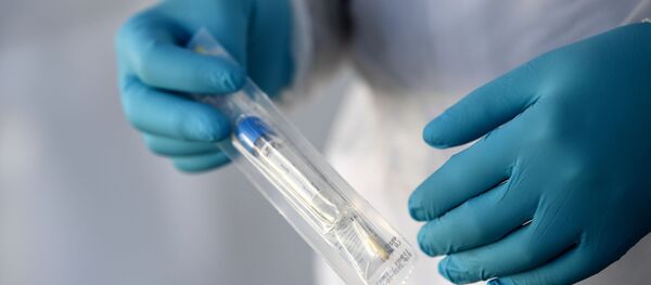 Врач с пробиркой для анализа на коронавирус - Sputnik Беларусь